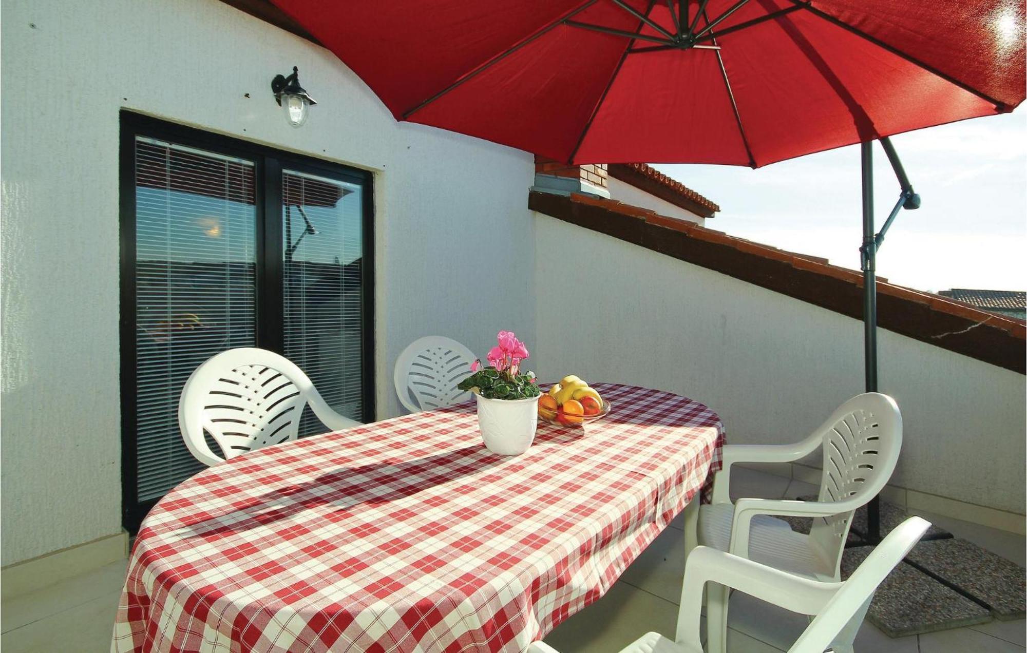 3 Bedroom Gorgeous Apartment In Porec Luaran gambar